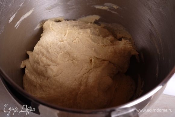Месить тесто до тех пор, пока тесто не станет абсолютно гладким, мягким, однородным и нелипким. Примерно 10-12 минут.