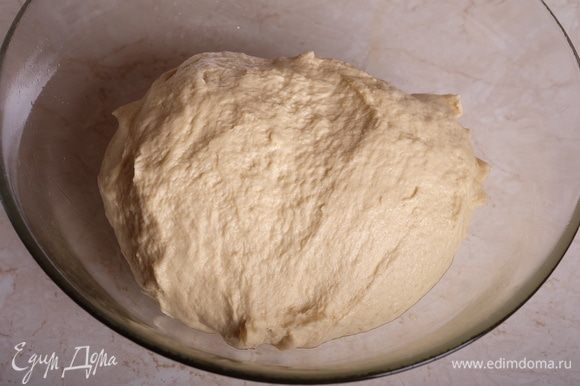 Миску смазать растительным маслом слегка и выложить тесто. Накрыть пленкой и оставить на брожение на 3 часа примерно.