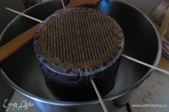 Аккуратно выньте из духовки, проткните деревянными шпажками у основания и повесьте остывать минимум на 3 часа. Если вы печете в металлических формах, то положите на бок.