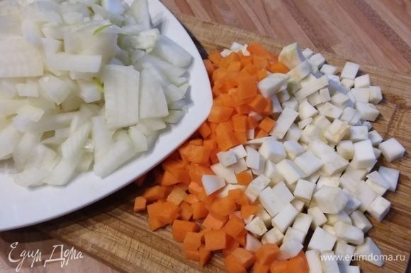 Лук, корень сельдерея, петрушки, чеснок и морковь нарезать кубиком. Болгарский перец также нарезать кубиком.