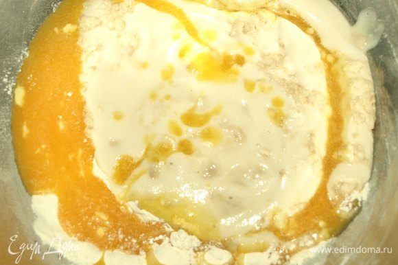 В просеянную муку добавить сливочное масло (предварительно растопить), яйца, молоко с дрожжами и замесить тесто (муки может понадобиться больше или меньше, поэтому муку надо вводить постепенно).