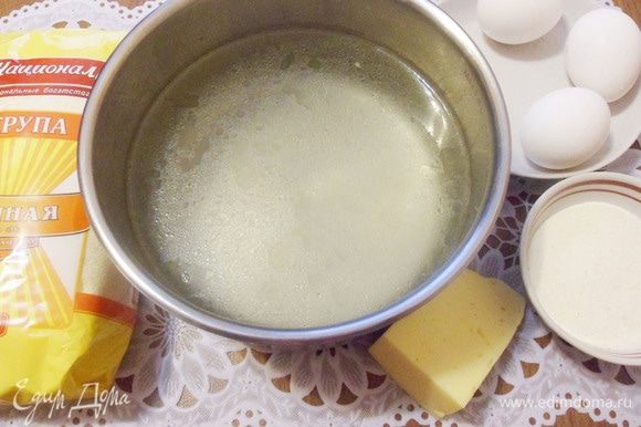В любом доме найдутся все составляющие для этого супа — яйца, манка и сыр. Редкий случай, когда для супа не нужны овощи. В кастрюлю налить 1 л. говяжьего бульона и довести до кипения.