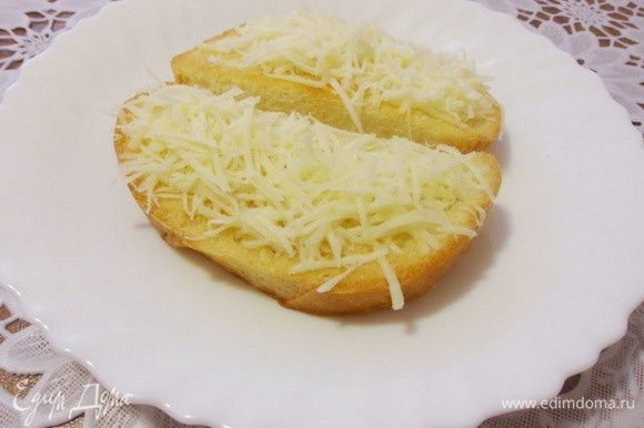 В страчателле сыра совсем немного, поэтому я еще приготовила сырные тосты (хлеб подсушила в тостере и посыпала натертым сыром).