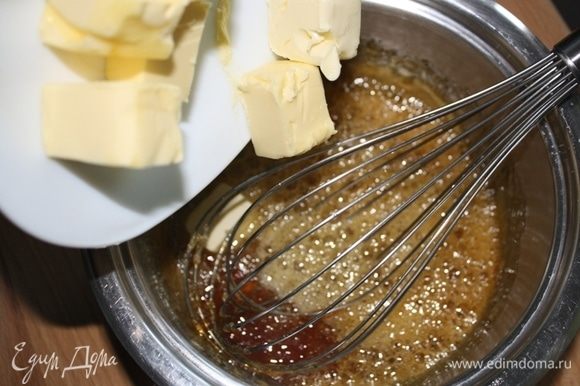 Далее добавляем холодное сливочное масло кусочками и тщательно перемешиваем до однородности. Затем переливаем в миску (если остались небольшие кусочки карамели, используем сито) и даем остыть до 60°С.