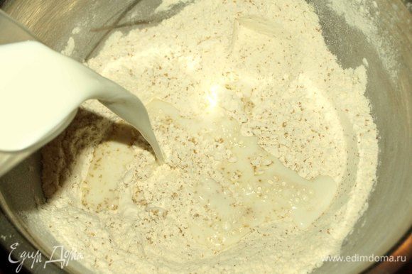 Муку просеять, добавить сахар, соль, разрыхлитель. Постепенно добавляем молоко и замешиваем тесто.