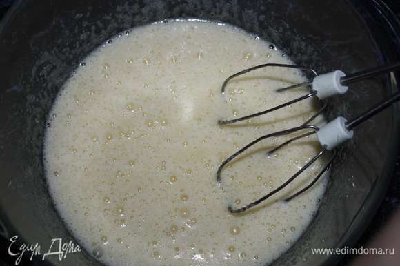 Далее испечем кексы. В первую очередь необходимо соединить яйца с сахаром и ванильным сахаром.