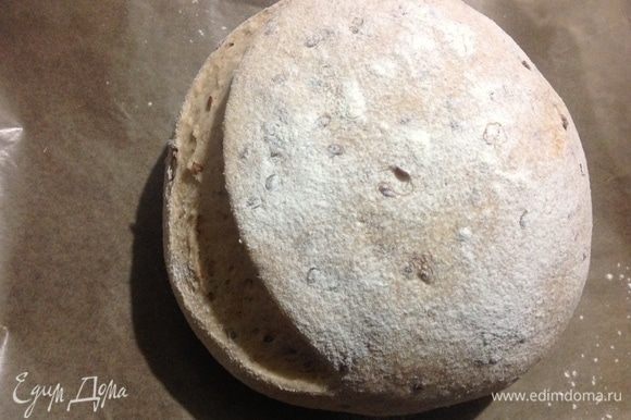 Ставим сформированный хлеб на расстойку на 30–40 минут и включаем духовку на нагрев 180°С.