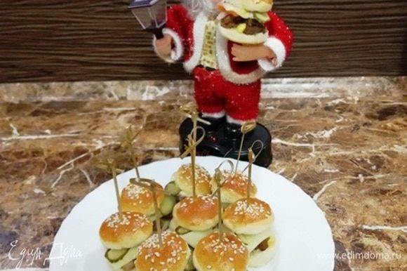 Чтобы вы поняли размер бургеров, одним из них вас угощает Дед Мороз высотой 18 см. Приятного аппетита!