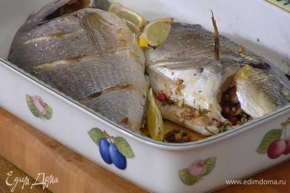 Затянуть рыбу пищевой фольгой и запекать в разогретой духовке 20 минут, затем снять фольгу и запечь рыбу до готовности.