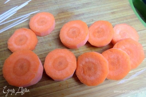 Морковь нарезать на шайбочки.