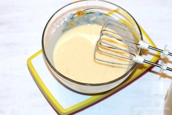 Добавляем яичную смесь к манке, вымешиваем тесто. Тесто получается жидкое, как на блины, главное чтобы без комочков.