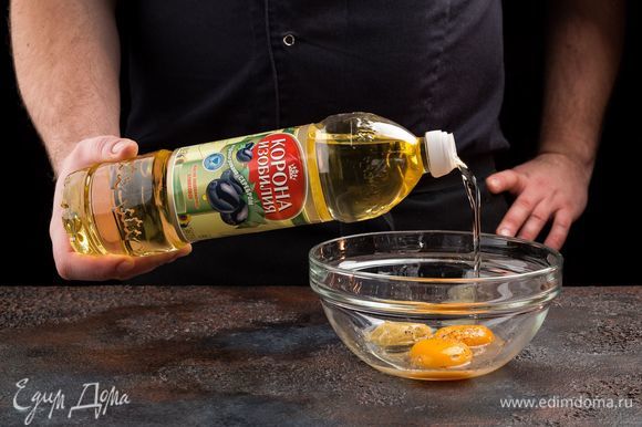 Тонкой струйкой влейте 100 мл подсолнечно-оливкового масла ТМ «Корона изобилия».