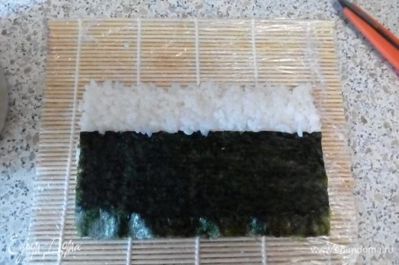 Перевернуть нори рисом вниз, а не покрытым концом на себя. Покрытую сторону дополнить рисом на ~2–4 см.