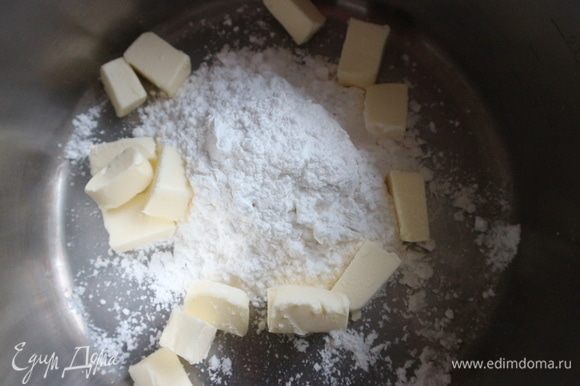 Соединить сахарную пудру с размягченным сливочным маслом, перемешать миксером на небольшой скорости.