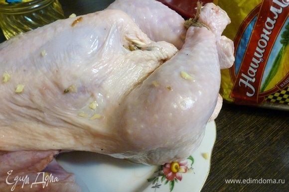 Брюшко заколоть зубочистками, ножки связать кулинарной нитью. Поместить курицу в пакет и запекать в духовке час-полтора, зависит от размера курицы. За 15 минут до готовности пакет разрезать и дать курице подрумяниться.