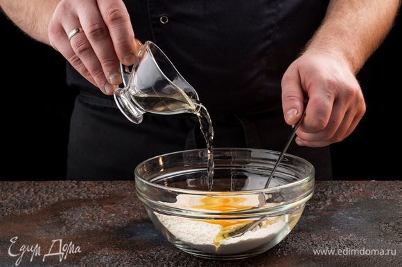 Добавьте щепотку соли, влейте уксус и замесите тесто.