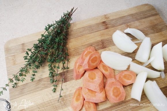 Крупно нарезаем лук и морковь.