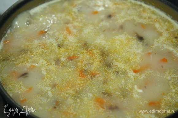 Как только сыр полностью расплавится, суп можно разливать по тарелкам.