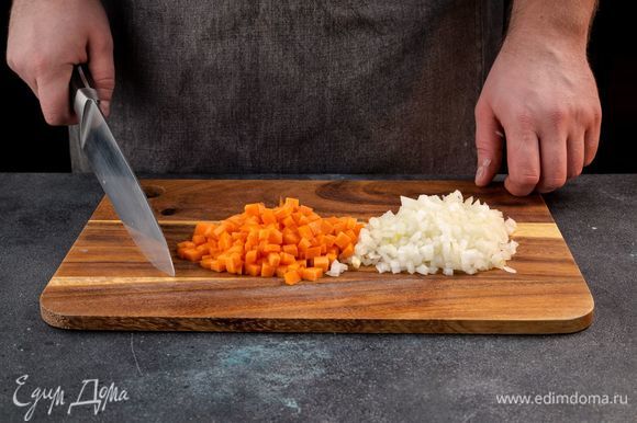 Морковь очистите и нарежьте мелким кубиком, лук очистите и измельчите.