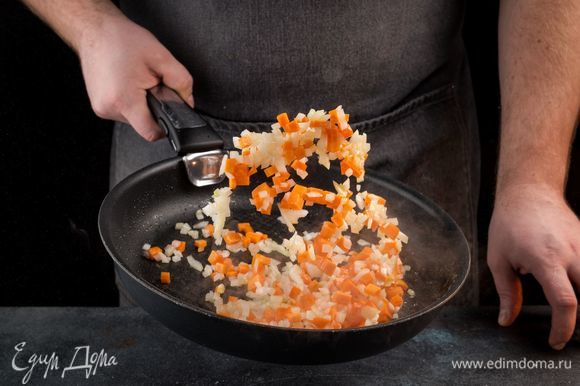 Обжарьте на оливковом масле морковь и лук до золотистого цвета.