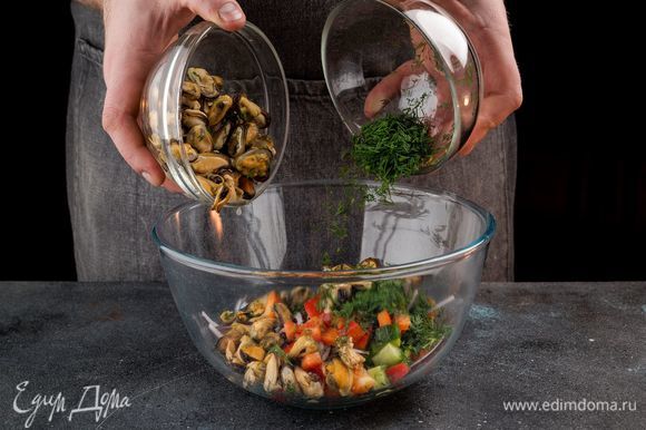 Выложите в салатник нарезанные овощи, а сверху — мидии и нарезанный укроп.