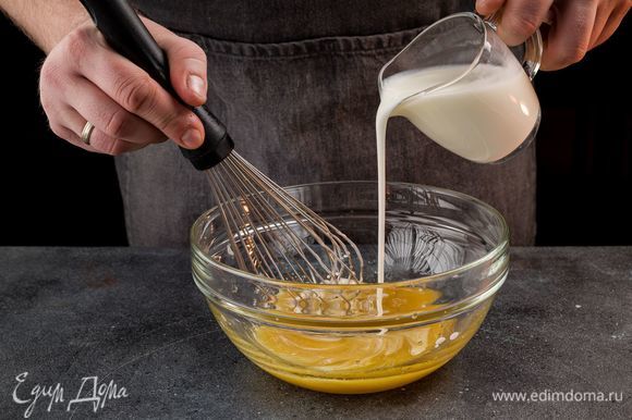 Приготовьте соус-заправку. Взбейте венчиком лимонный сок, оливковое масло, горчицу. Добавьте соль и мед по вкусу.Добавьте йогурт в соус и все хорошо перемешайте.