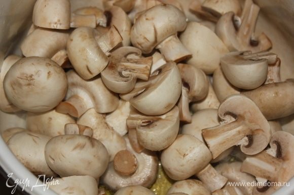 Выложить грибы в кастрюлю с маслом, накрыть крышкой и томить в течение 25-30 минут на маленьком огне, периодически помешивая.