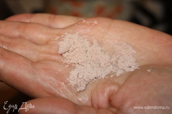 Через некоторое время добавить гималайскую соль. Она называется черная гималайская соль, хотя по цвету розовая. И имеет очень необычный характерный запах сероводорода.