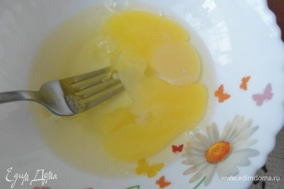 Яйца взболтать в миске.
