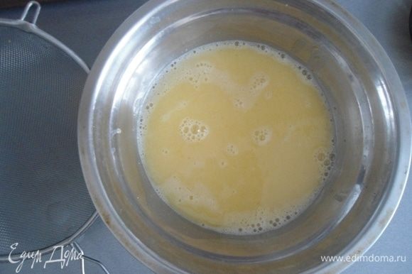 Влить яйца в кастрюльку с настоявшимся соком, хорошо перемешать и процедить через сито в чистую кастрюльку, в которой будете варить. Лучше взять посуду с толстым дном, чтоб предотвратить пригорание.