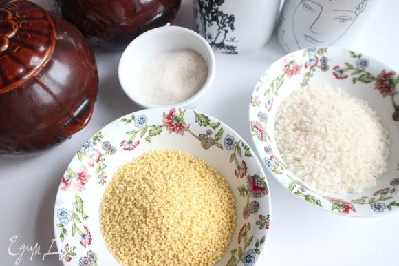 Поместить в отдельные миски пшено и круглозерный рис. Промыть рис и пшено.