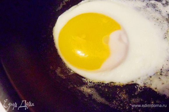 Пока каша готовится, на другой сковороде поджарьте яйца (или можно сварить яйца-пашот).