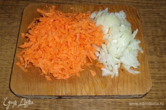 Мелко нарезаем лук. Морковь трем на терке.