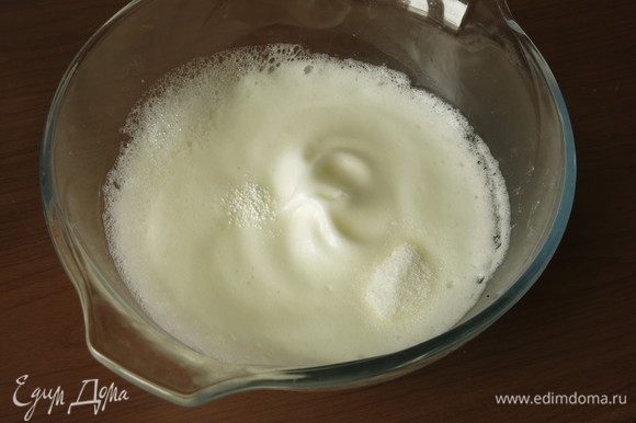 В мягкую белковую пену всыпаем сахар ванильный, лимонную кислоту (0,5 чайной ложки).