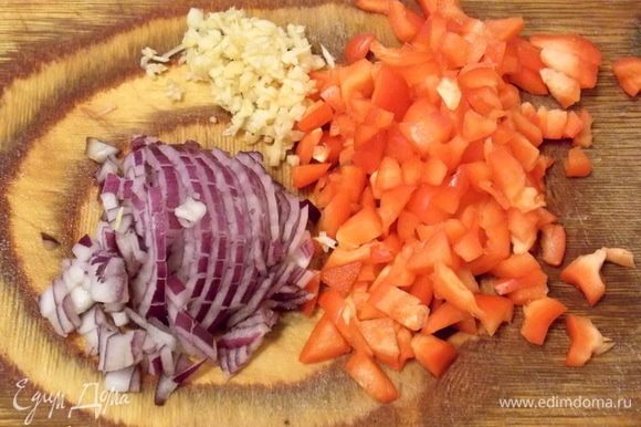 Нарезать очищенные лук, болгарский перец и чеснок.