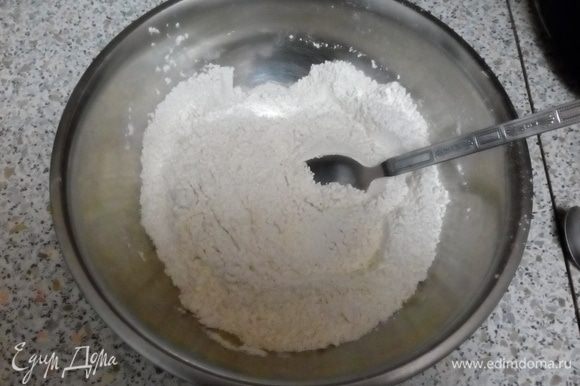 Просеять муку. Добавить соль, сахар, горчичный порошок, дрожжи и перемешать.