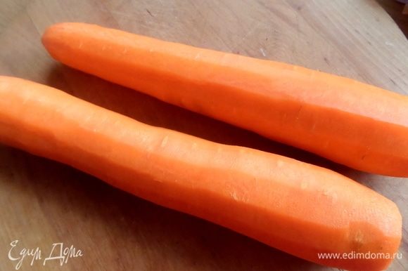 Я взяла 2 крупные сладкие морковки.