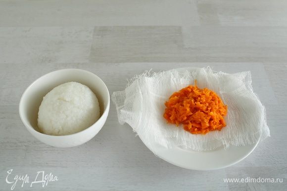 Ту часть риса, которая побольше, нам нужно будет подкрасить морковным соком. Для этого положим тертую морковь на 2 слоя стерильного бинта.