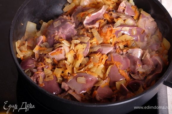 В глубокой сковороде обжарить на небольшом количестве растительного масла лук с морковью, добавить печень.
