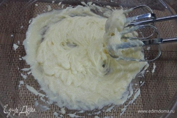 Мед и сахар растереть с мягким сливочным маслом и, продолжая взбивать, добавить по одному 4 яйца. Соединить сухие ингредиенты с яично-масляной смесью.