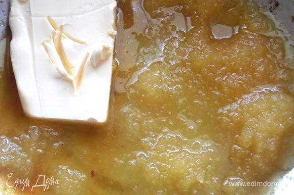 Масло с медом 5 ст. л. (можно и засахаренный) растопить на огне или водяной бане.
