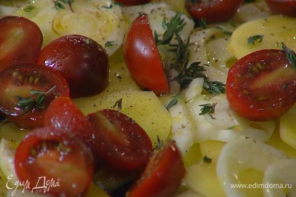 Овощи посолить, поперчить, полить оливковым маслом, посыпать листьями тимьяна и запекать в разогретой духовке 20–25 минут.