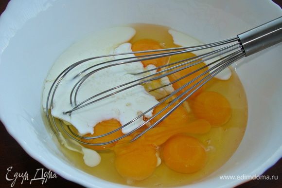 В миске смешать яйца с молоком, посолить по вкусу и слегка перемешать до однородности.