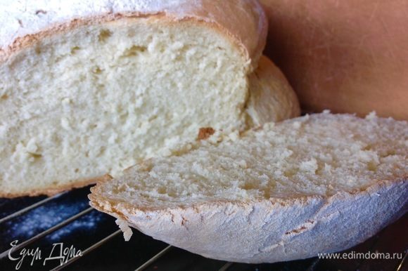 Разрезать хлеб желательно уже остывшим, если резать его горячим, то мякоть может слипаться в срезе, лучше дождаться полного остывания. Это я только советы давать могу, а сама полного остывания не выдерживаю:)