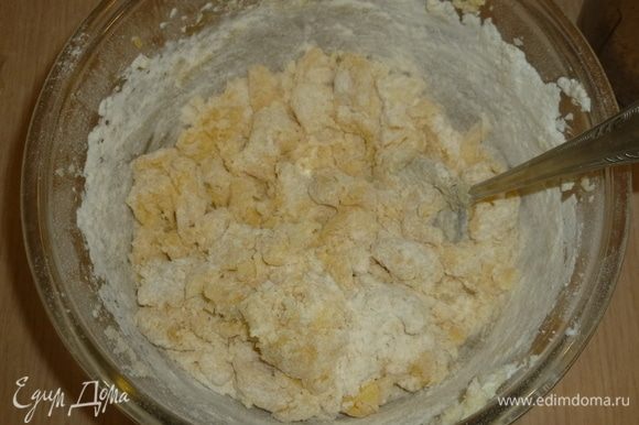 Муку просеять с разрыхлителем, добавить щепотку соли. Постепенно вмешать в яичную смесь.