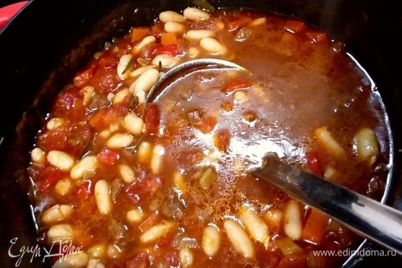 Я использую консервированную фасоль. В конце варки нужно добавить промытую фасоль в суп и прогреть ее в супе.
