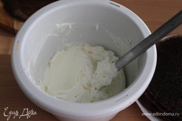Для крема взбить сливки с сахаром, затем добавить сливочный сыр и снова взбить.