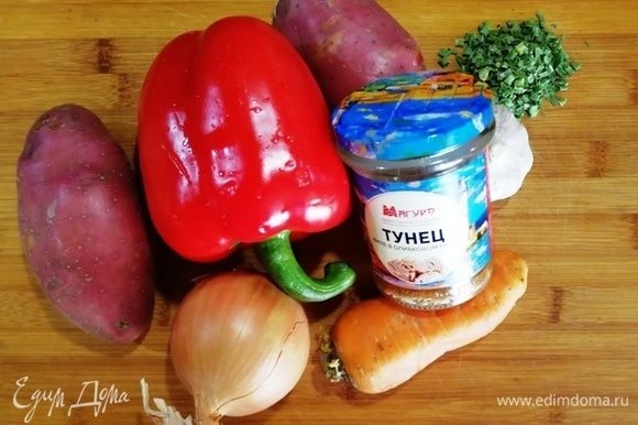 Подготовьте необходимые ингредиенты. Картофель, морковь, лук, чеснок, болгарский перец, сушеный зеленый лук и филе тунца в оливковом масле ТМ «Магуро».