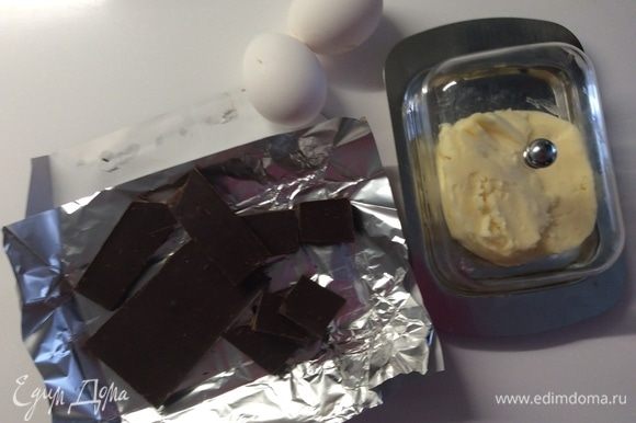 Пока тыква варится, подготовим ингредиенты для шоколадного теста. Для него шоколад поломать на кусочки и на медленном огне растапливать со сливочным маслом. Пока шоколад растапливается, взбиваем миксером 2 яйца вместе с сахаром в светлую пышную массу. Добавляем молоко. Дать шоколаду немного остыть и ввести его при непрерывном помешивании в яично-молочную смесь. Теперь вводим по столовой ложке муку, смешанную с солью и разрыхлителем. Все, шоколадное тесто готово!