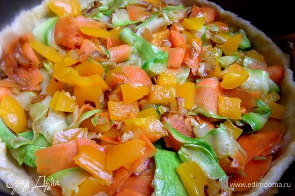 Переложить пассерованные овощи в корж.